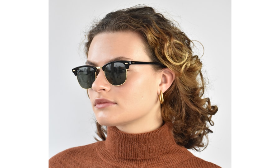 Ein Modellfoto einer Frau, die die Ray-Ban Clubmaster RB3016-W0365 trägt
