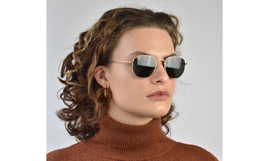 Ein Modellfoto einer Frau, die die Ray-Ban Hexagonal RB3548-919631 trägt