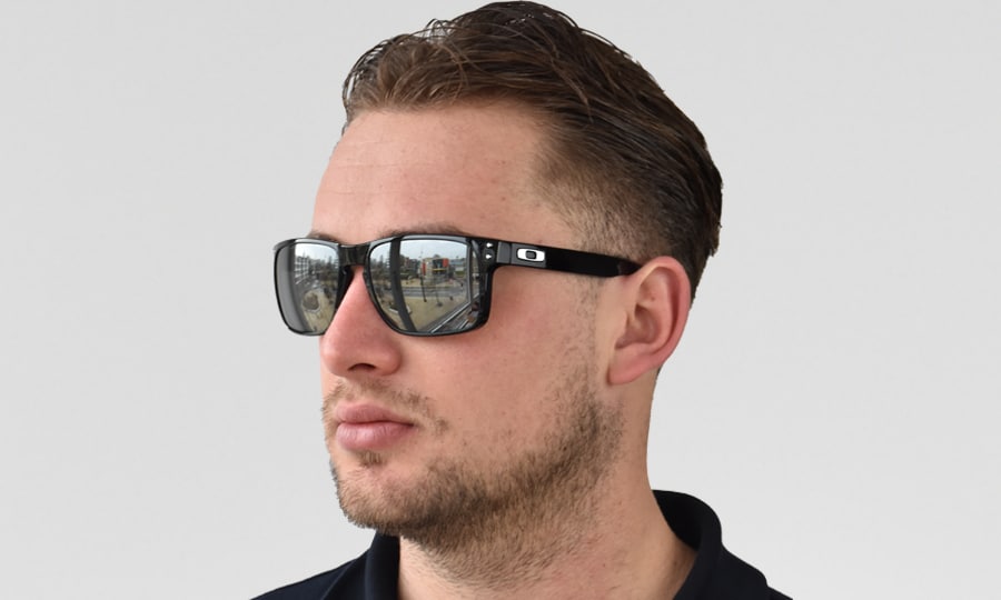 Ein Modellfoto eines Mannes, der die Oakley Holbrook OO9102-E1 trägt