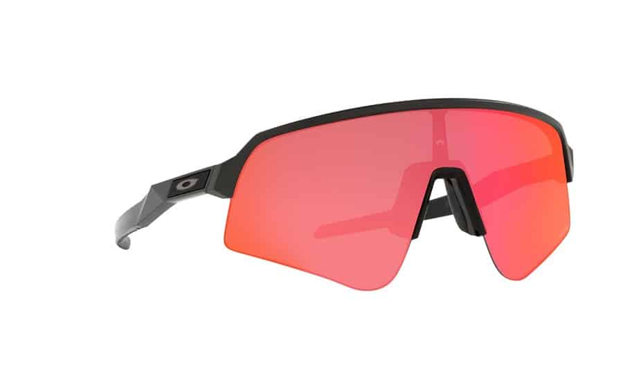 Schuinaanzicht van de Oakley Sutro Lite Sweep OO9465-02 PRIZM Trail Torch